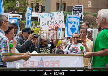 Detroit, Michigan USA - eine Delegation aus Kanada geliefert Wasser nach Detroit als Protest gegen die Stadt Wasser Absperrungen. Wie er versucht, vor dem Bankrott zu erholen, fährt die Stadt aus Wasser, Zehntausende Einwohner leben in Armut, wer hinter auf ihre Rechnungen. Stockfoto