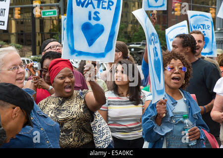 Detroit, Michigan USA - eine Delegation aus Kanada geliefert Wasser nach Detroit als Protest gegen die Stadt Wasser Absperrungen. Wie er versucht, vor dem Bankrott zu erholen, fährt die Stadt aus Wasser, Zehntausende Einwohner leben in Armut, wer hinter auf ihre Rechnungen. Stockfoto