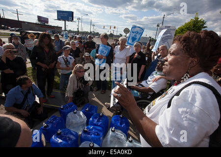 Detroit, Michigan USA - eine Delegation aus Kanada geliefert Wasser nach Detroit als Protest gegen die Stadt Wasser Absperrungen. Wie er versucht, vor dem Bankrott zu erholen, fährt die Stadt aus Wasser, Zehntausende Einwohner leben in Armut, wer hinter auf ihre Rechnungen. Lila Cabbil der Wasserbehörde das Volk spricht nachdem Wasser wo Bewohner Wasser abholen können wenn ihren Dienst ausgeschaltet wurde St. Peter es Episcopal Church, einer Website zugestellt wurde. Stockfoto