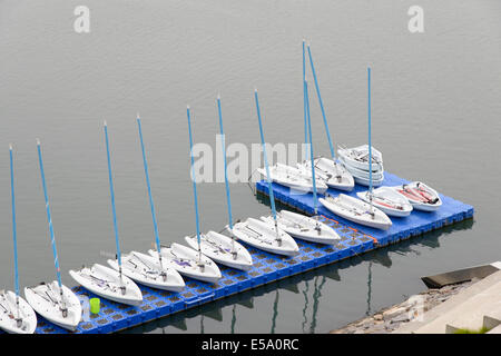 Beiboot Yachten in Folge auf dem Wasser in Stockfoto