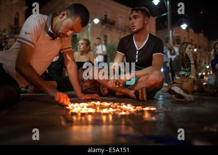 Jerusalem, Israel. 22. Juli 2014. Ein paar hundert israelischen Studenten und Familien versammelten sich gestern Abend bei Jaffa Street, in Jerusalems Innenstadt, die Aktionen ihrer Truppen in Gaza zu unterstützen. Die Fans sangen patriotische Lieder und und beleuchtete Kerzen geformt wie David Stern an die gefallenen Soldaten während der Operation Fels in der Brandung zu erinnern. IDF Zahl der Todesopfer steigt auf 25, während Gaza Zahl der Todesopfer auf 508 steigt. © Amador Guallar/NurPhoto/ZUMA Draht/Alamy Live-Nachrichten Stockfoto