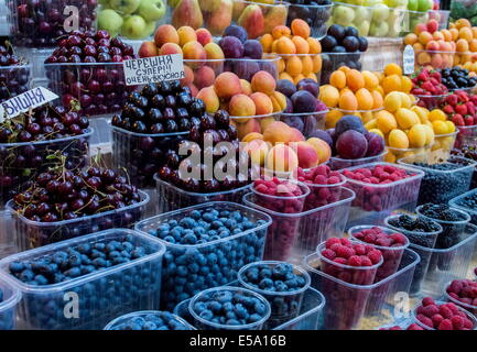 23. Juli 2014 - Display mit Obst und Gemüse. Bessarabski Markt befindet sich im Zentrum von Kiew auf dem Bessarabskaia Platz am Ende der Hauptverkehrsader der Stadt, der Chreschtschatyk, Kiew, Ukraine. © Igor Golovniov/ZUMA Draht/Alamy Live-Nachrichten Stockfoto