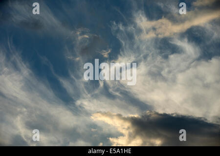 Fantastische weichen weißen Wolken gegen blauen Himmel Stockfoto