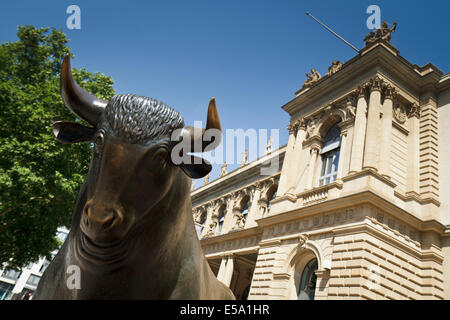 Statue eines Stieres vor dem Börsengebäude in Frankfurt am Main Stockfoto