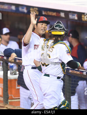 Minneapolis, Minnesota, USA. 15. Juli 2014. (L-R) Koji Uehara, Derek Norris (amerikanischen) MLB: American League All-Star-Pitcher Koji Uehara von den Boston Red Sox High-Fives Catcher Derek Norris von den Oakland Athletics auf der Trainerbank nach dem Aufstehen einen Strikeout im sechsten Inning während der 2014 Major League Baseball All-Star Game im Feld "Ziel" in Minneapolis, Minnesota, Vereinigte Staaten von Amerika. © AFLO/Alamy Live-Nachrichten Stockfoto