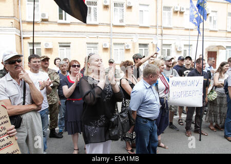 Kiew, Ukraine. 24. Juli 2014. Nationalistische Parteiaktivisten Streikposten der Kiewer Verwaltungsgericht, das Anhörung am Verbot der kommunistischen Partei der Ukraine beginnt. Als Spannungen zwischen der Ukraine und Russland Gipfel während der Malaysia Airlines Flug 17 Untersuchung getroffen, hat ein Gericht in Kiew beschlossen, Kommunismus zu verbieten. Der Gerichtshof eine Anhörung heute bei ihrer Entscheidung zu verlangen, dass die Regierung Verbot der kommunistischen Partei der Ukraine. Bildnachweis: Sergii Kharchenko/Pacific Press/Alamy Live-Nachrichten Stockfoto