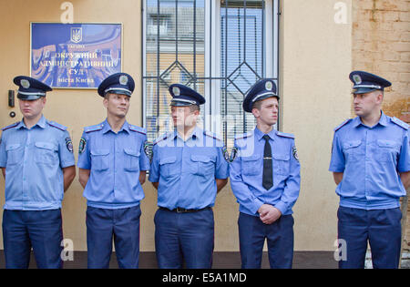 Kiew, Ukraine. 24. Juli 2014. Polizisten bewachen vor Kiew Verwaltungsgericht, die Anhörung am Verbot der kommunistischen Partei der Ukraine beginnt. Als Spannungen zwischen der Ukraine und Russland Gipfel während der Malaysia Airlines Flug 17 Untersuchung getroffen, hat ein Gericht in Kiew beschlossen, Kommunismus zu verbieten. Der Gerichtshof eine Anhörung heute bei ihrer Entscheidung zu verlangen, dass die Regierung Verbot der kommunistischen Partei der Ukraine. Bildnachweis: Sergii Kharchenko/Pacific Press/Alamy Live-Nachrichten Stockfoto