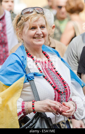 Kiew, Ukraine. 24. Juli 2014. Demonstrant brüllt antikommunistische Parolen vor Kiew Verwaltungsgericht, die Anhörung am Verbot der kommunistischen Partei der Ukraine beginnt. Als Spannungen zwischen der Ukraine und Russland Gipfel während der Malaysia Airlines Flug 17 Untersuchung getroffen, hat ein Gericht in Kiew beschlossen, Kommunismus zu verbieten. Der Gerichtshof eine Anhörung heute bei ihrer Entscheidung zu verlangen, dass die Regierung Verbot der kommunistischen Partei der Ukraine. Bildnachweis: Sergii Kharchenko/Pacific Press/Alamy Live-Nachrichten Stockfoto