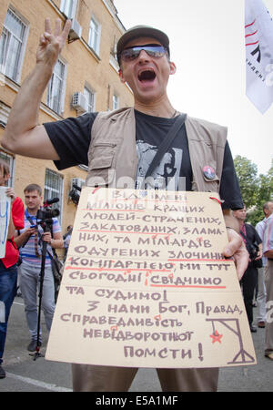 Kiew, Ukraine. 24. Juli 2014. Demonstrant brüllt antikommunistische Parolen vor Kiew Verwaltungsgericht, die Anhörung am Verbot der kommunistischen Partei der Ukraine beginnt. Als Spannungen zwischen der Ukraine und Russland Gipfel während der Malaysia Airlines Flug 17 Untersuchung getroffen, hat ein Gericht in Kiew beschlossen, Kommunismus zu verbieten. Der Gerichtshof eine Anhörung heute bei ihrer Entscheidung zu verlangen, dass die Regierung Verbot der kommunistischen Partei der Ukraine. Bildnachweis: Sergii Kharchenko/Pacific Press/Alamy Live-Nachrichten Stockfoto