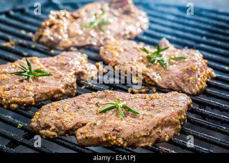 Frische Steak auf dem Grill mit dem Feuer Stockfoto