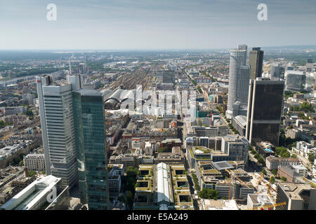 Erschossen Sie Blick über Frankfurt vom Main Tower mit Frankfurter Flughafen am Horizont. Stockfoto