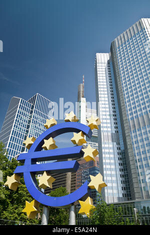 Schuss von großen Euro-Symbol vor der Europäischen Zentralbank in Frankfurt am Main. Stockfoto