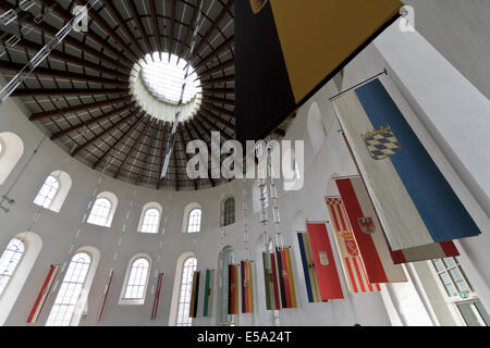 Schuss der inneren Halle von der Paulskirche in Frankfurt am Main, wo die Flaggen der einzelnen deutschen Bezirke werden, hängen zu sehen. Stockfoto