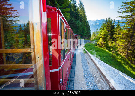 St. Wolfgang, Österreich - 6. August 2013: Vintage trainieren mit roten Wagen Zahnrad-Bahn nach Schafberg Peak (1783 m) am Aug Stockfoto