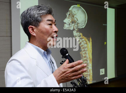 Seoul, Südkorea. 25. Juli 2014. Lee Han-jung, Leiter der Rechtsmedizin Abteilung von Südkoreas National Forensic Service, spricht während einer Pressekonferenz auf der National Forensic Service in Seoul, Südkorea, 25. Juli 2014. Die Ursache des Todes von Südkoreas gesunkene Fähre Besitzer konnte nicht ermittelt werden, da der Körper schlecht zersetzt war, des Landesamtes für forensische Freitag sagte. Bildnachweis: Park Jin-Hee/Xinhua/Alamy Live-Nachrichten Stockfoto