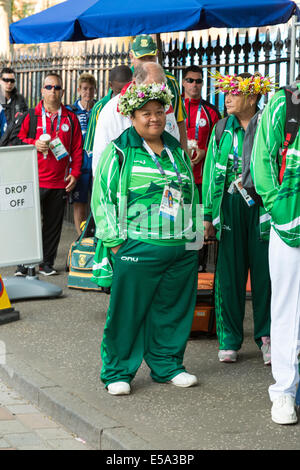 Glasgow, Vereinigtes Königreich. Freitag, 25. Juli 2014, Bowls Kelvingrove Lawn Zentrum. Zuschauer und Konkurrenten kommen für Tag zwei der Commonwealth Games in Glasgow. Paul Stewart/Alamy News Stockfoto