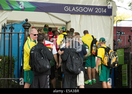 Athleten und Konkurrenten erreichen die Kelvingrove Lawn Bowls Centre. Commonwealth Games in Glasgow, Schottland Stockfoto