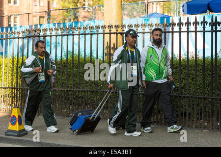 Glasgow, Vereinigtes Königreich. Freitag, 25. Juli 2014, Bowls Kelvingrove Lawn Zentrum. Zuschauer und Konkurrenten kommen für Tag zwei der Commonwealth Games in Glasgow. Paul Stewart/Alamy News Stockfoto