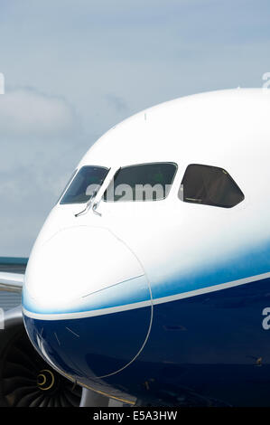 Vorderseite mit Cockpit-Scheiben von Widebody-Flugzeug. Stockfoto