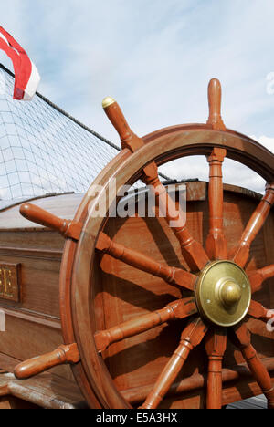 Lenkrad eines Segelschiffes Stockfoto