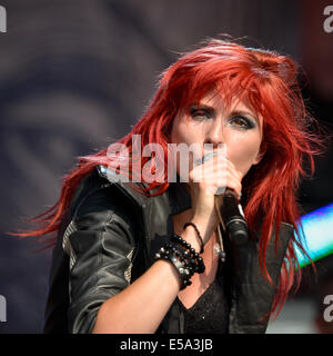 BOLKÓW, Polen - 19. Juli 2014: Agnieszka Lesna während Musikkapelle Desdemona die Castle Party dark independent Festival. Stockfoto