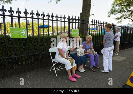 Glasgow, Vereinigtes Königreich. Freitag, 25. Juli 2014, Bowls Kelvingrove Lawn Zentrum. Zuschauer und Konkurrenten kommen für Tag zwei der Commonwealth Games in Glasgow. Paul Stewart/Alamy News Stockfoto