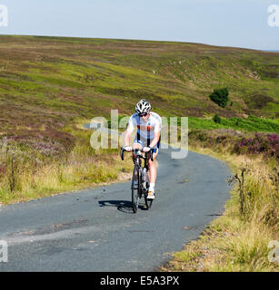 Ein Fahrrad Racer cresting Danby Rigg auf den North York Moors Stockfoto