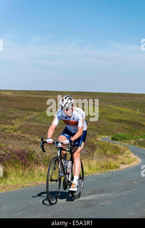 Ein Fahrrad Racer cresting Danby Rigg auf den North York Moors Stockfoto