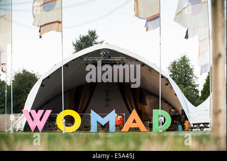 Charlton Park, UK. 25. Juli 2014. Am frühen Morgen des ersten vollen Tag des WOMAD-Festival hat ein paar Leute auf und bewegen sich schon. Temperaturen sind heiß und es ist nicht einmal Mittag. Festivalbesucher hoffen, dass die vorhergesagten Kühlung des Wetters für das Wochenende wahr. Bildnachweis: Francesca Moore/Alamy Live-Nachrichten Stockfoto