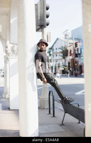 Afrikanische amerikanische Mann auf Stadtstraße Stockfoto