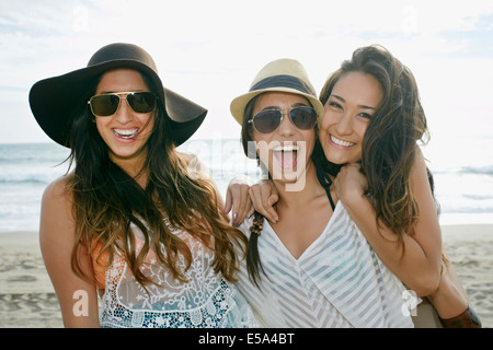 Frauen Lächeln zusammen am Strand Stockfoto