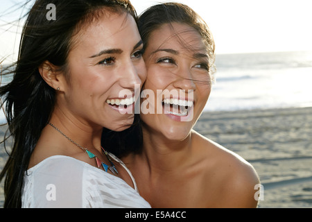 Frauen Lächeln zusammen am Strand Stockfoto