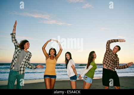 Freunde, die Rechtschreibung Liebe am Strand Stockfoto