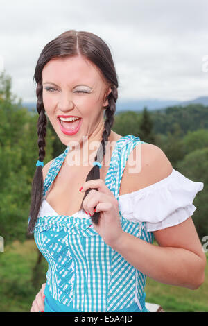 Junges Mädchen im Dirndl mit Fröhlichkeit Stockfoto