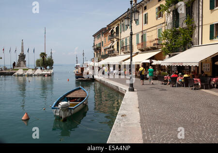 Der Hafen von Lazise am Gardasee in Italien Stockfoto