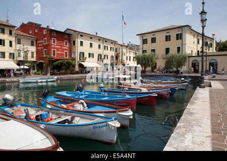 Das Dorf von Lazise am Gardasee in Italien Stockfoto