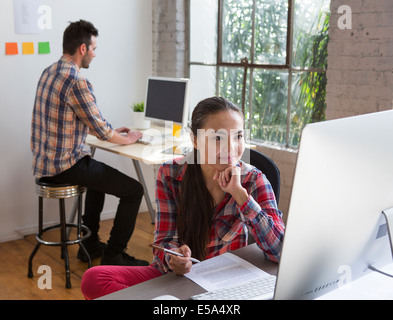 Architekten arbeiten im Büro Stockfoto