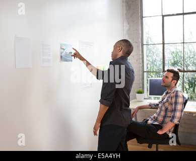 Architekten arbeiten zusammen im Büro Stockfoto