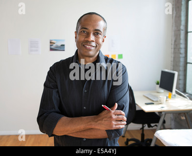 Afrikanische amerikanische Architekt lächelnd in Büro Stockfoto