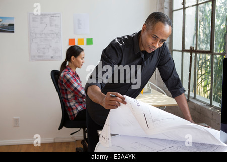 Afrikanische amerikanische Architekten entwerfen Pläne im Büro Stockfoto