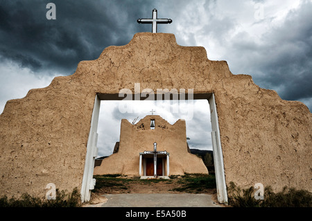 Pueblo Kirche Torbogen unter Gewitterhimmel, Picuris Pueblo, New Mexico, Vereinigte Staaten Stockfoto