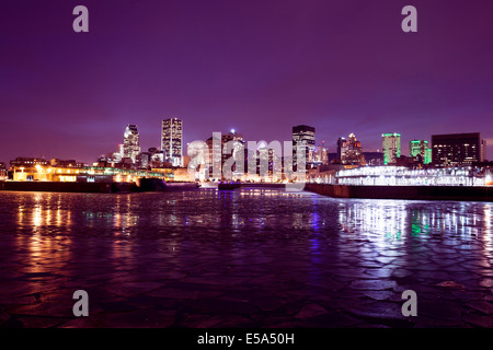 Skyline von Montreal beleuchtet in der Nacht, Quebec, Kanada Stockfoto