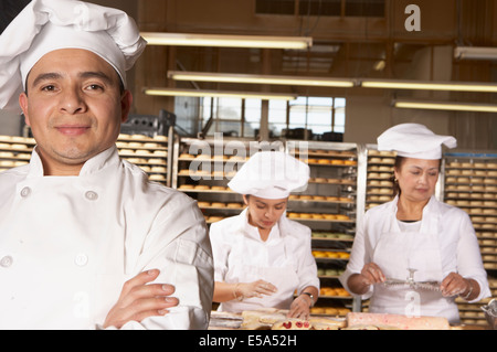 Hispanische Bäcker arbeiten in Bäckerei Stockfoto