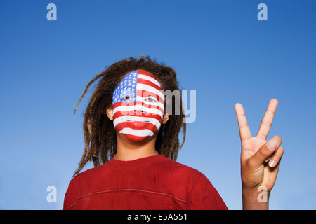 Gemischte Rassen junge mit amerikanischen Flagge auf Gesicht gemalt Stockfoto