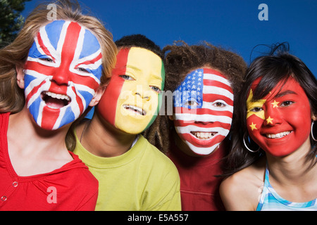 Kinder mit Großbritannien, Guinea, USA und chinesische Fahnen auf Gesichter gemalt Stockfoto