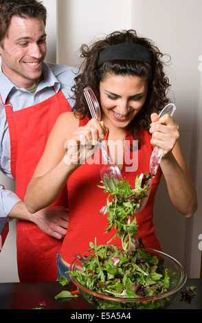 Paar, gemeinsames Kochen in der Küche Stockfoto