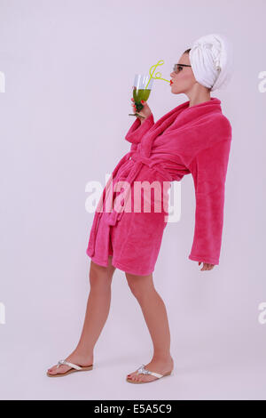 Dame in rosa Bademantel grün gefärbten trinken Stockfoto