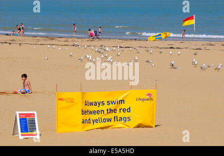 Margate, Kent, England, UK. Margate Beach - "Immer schwimmen zwischen den roten und gelben Flaggen" Zeichen Stockfoto