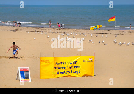 Margate, Kent, England, UK. Margate Beach - "Immer schwimmen zwischen den roten und gelben Flaggen" Zeichen Stockfoto