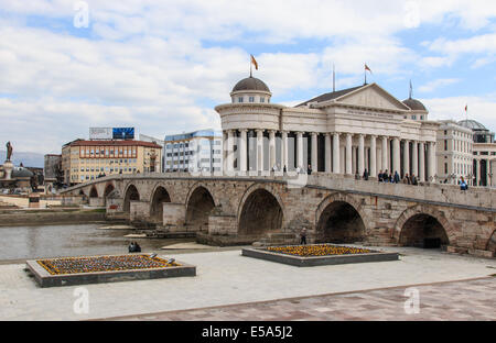 Mazedonische archäologisches Museum in Skopje und Stone Bridge, Mazedonien Stockfoto